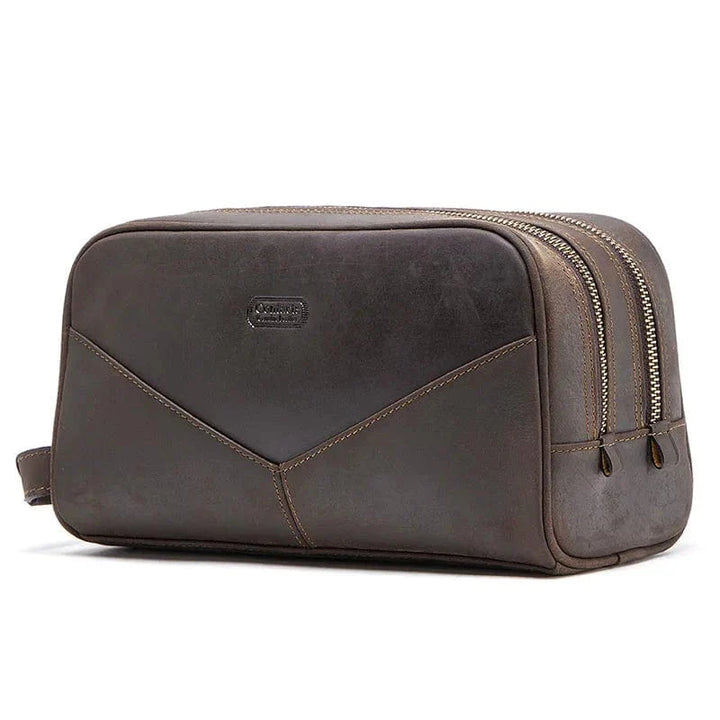 Détail d'une trousse de toilette en cuir véritable pour homme, mettant en valeur la texture et la qualité.