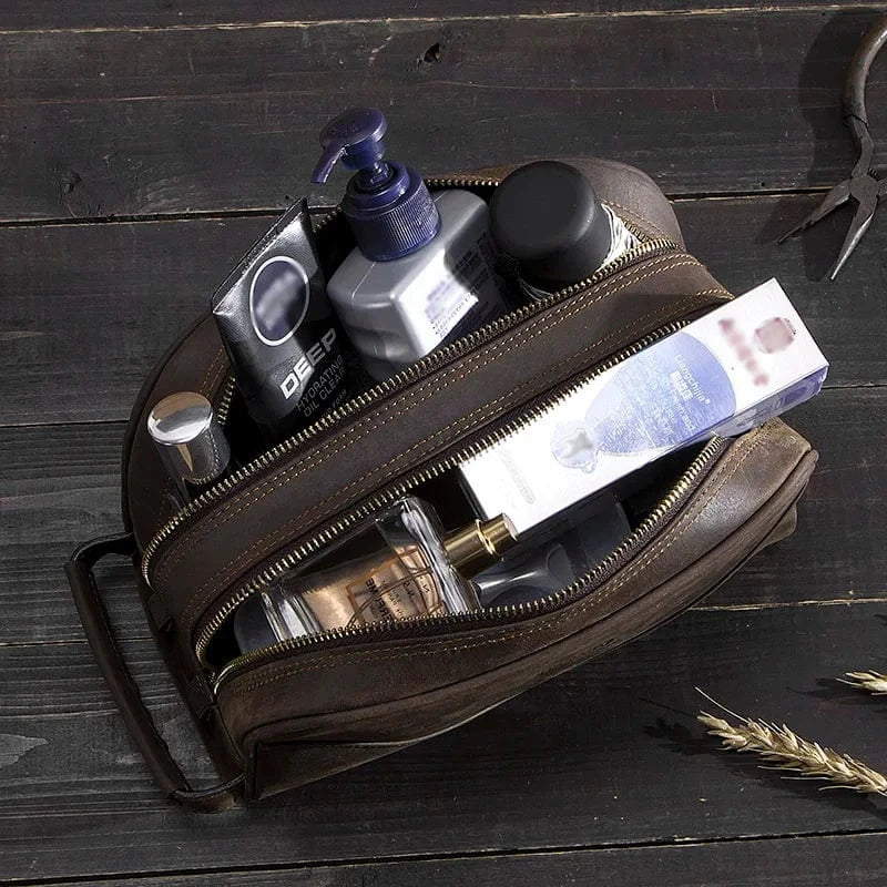 Trousse homme en cuir véritable, accessoire de voyage compact et chic pour ranger vos affaires de toilette.