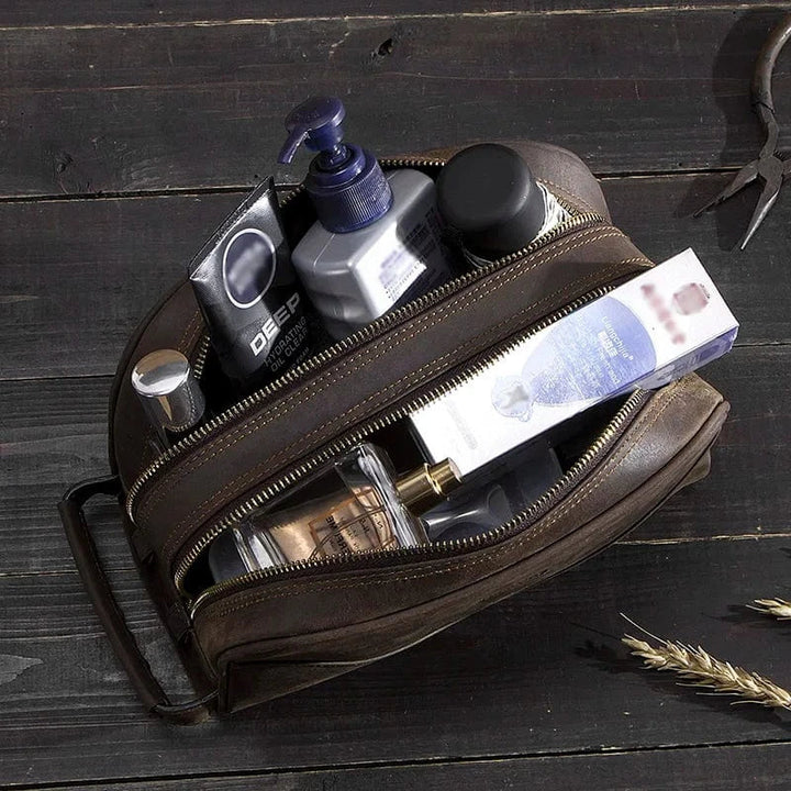Trousse homme en cuir véritable, accessoire de voyage compact et chic pour ranger vos affaires de toilette.