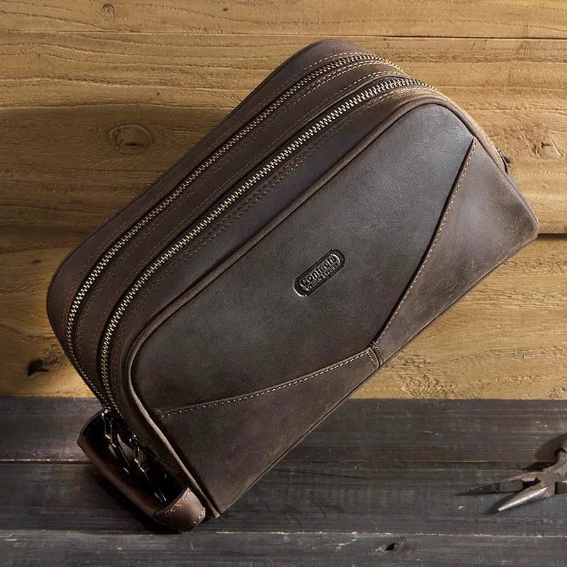 Trousse en cuir marron foncé pour homme, conçue pour un voyage organisé et un rangement sécurisé.