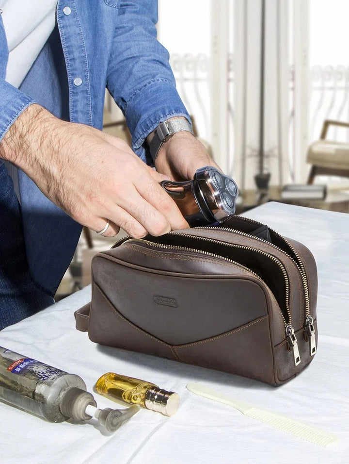 Accessoire indispensable : trousse de toilette homme en cuir noir, élégante et pratique pour les voyages.