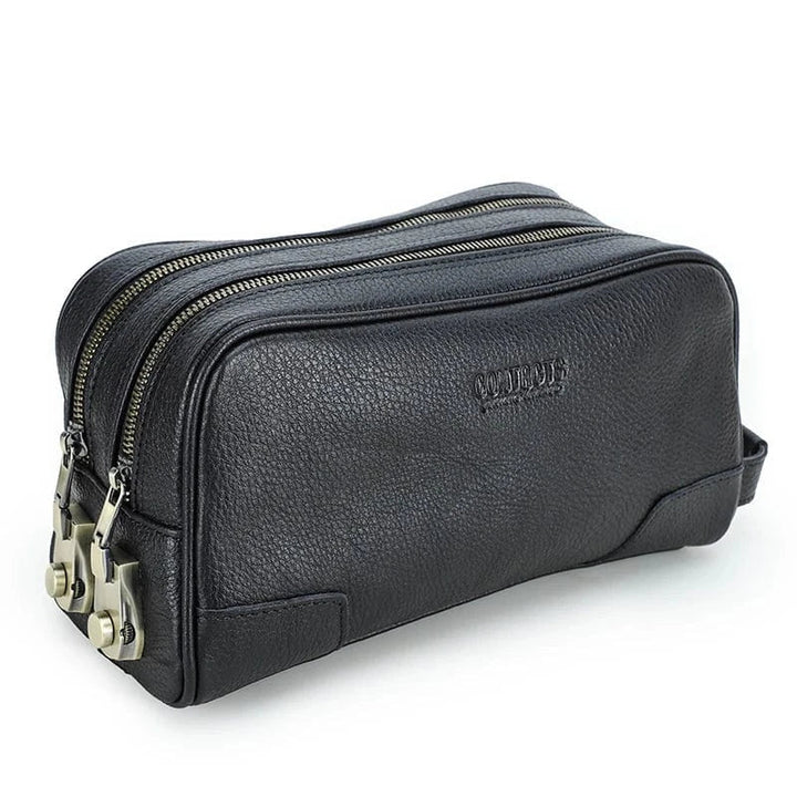 Vue de côté d'une trousse de toilette homme en cuir robuste, design intemporel et masculin.
