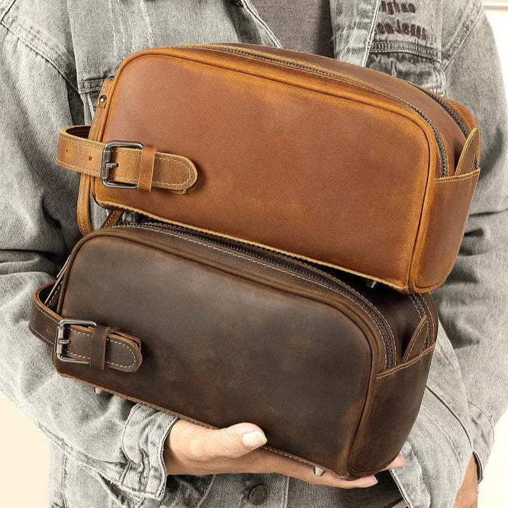 Trousse de toilette homme en cuir véritable, style vintage marron foncé pour voyage, élégante et spacieuse.