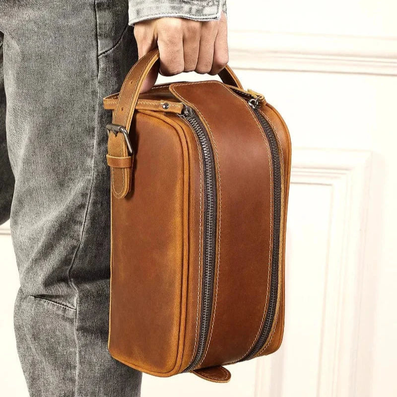 Trousse à maquillage homme en cuir de vachette, couleur café, avec fermeture éclair pour organiser.