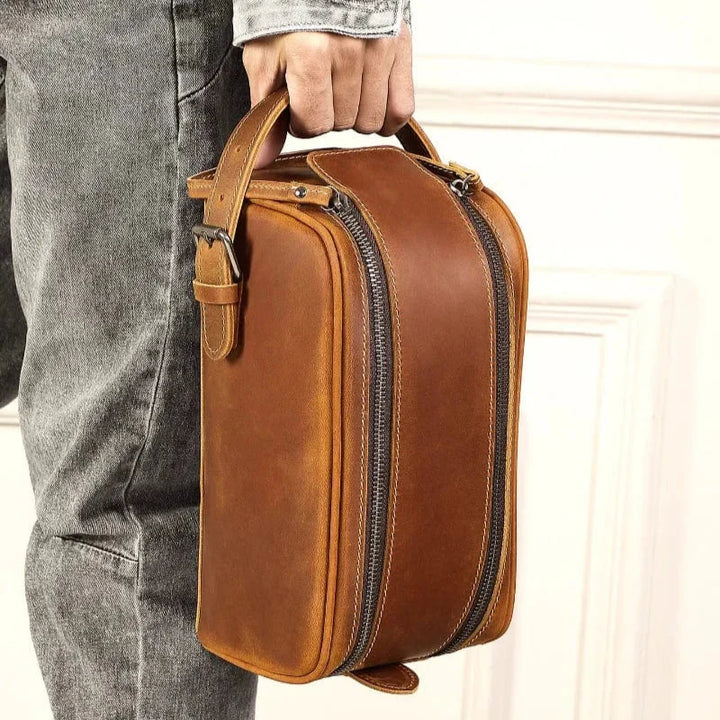 Trousse à maquillage homme en cuir de vachette, couleur café, avec fermeture éclair pour organiser.