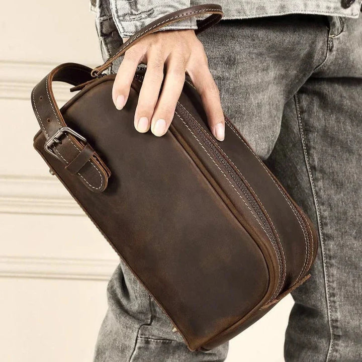 Grande trousse de toilette en cuir pleine fleur marron, robuste et durable pour homme élégant.