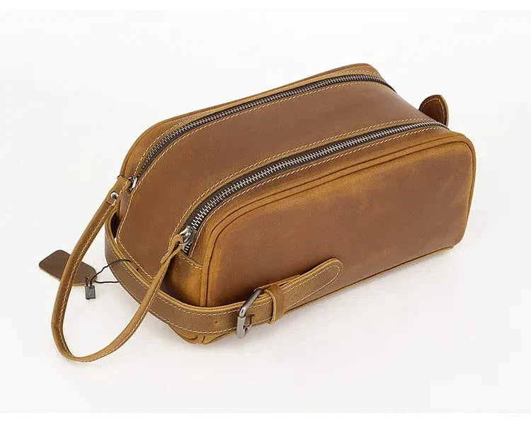 Trousse de toilette pour homme, style classique en cuir marron, avec poignée latérale, idéale pour voyage.
