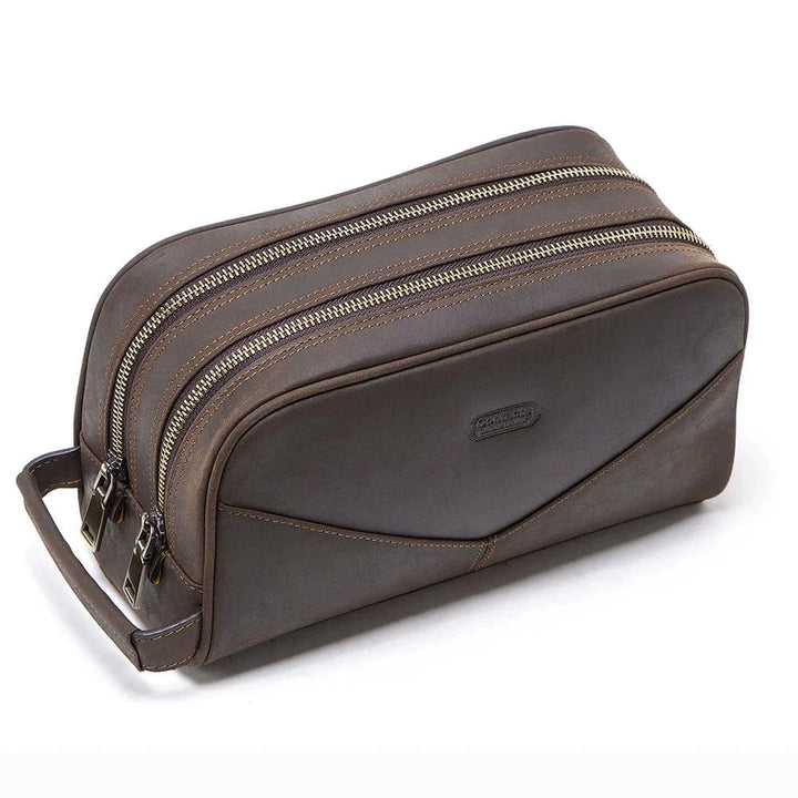 Détail de la fermeture éclair en métal d'une trousse de toilette en cuir vintage, robuste et de qualité, accessoire homme