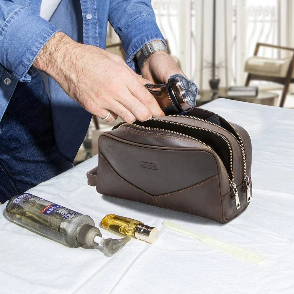 Gros plan d'une trousse de toilette en cuir pleine fleur, texture vintage, parfaite pour les accessoires homme
