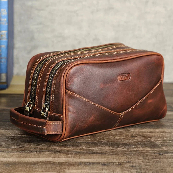 Trousse de toilette homme en cuir vintage sur une étagère de salle de bain, accessoire de voyage élégant et pratique
