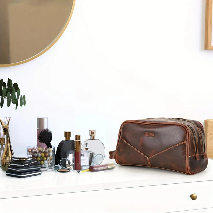 Trousse de toilette vintage en cuir marron avec des produits de rasage, un nécessaire de toilette organisé pour homme