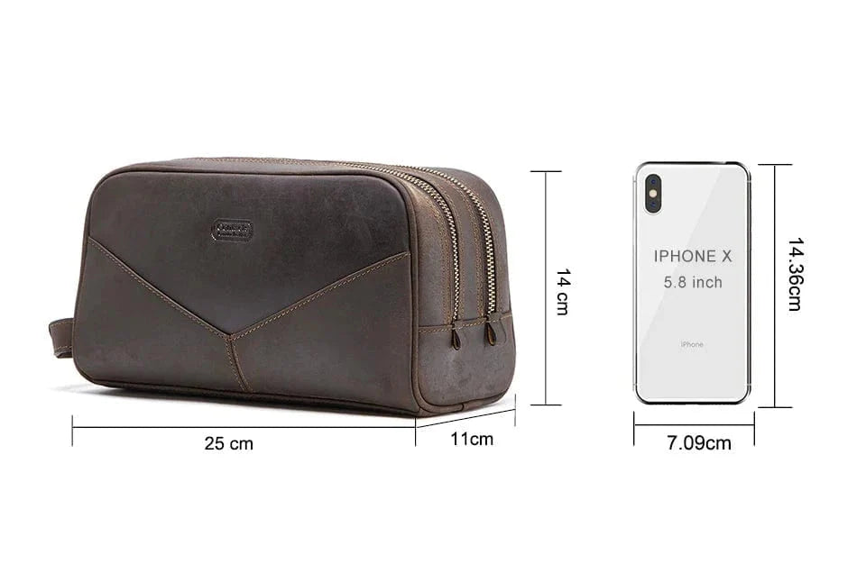 Vue de côté d'une trousse de toilette homme en cuir, poignée pratique, idéale pour la maroquinerie de voyage