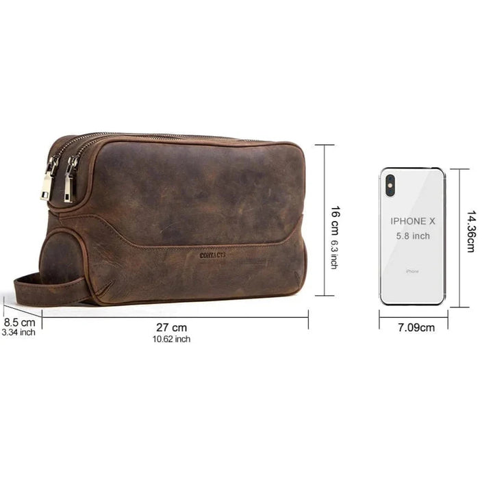 Trousse de toilette homme en cuir vintage reposant sur une valise, prête pour le voyage et l'aventure