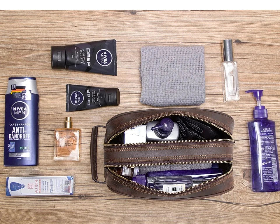 Trousse de toilette cuir vintage posée sur une valise ouverte, prête pour le voyage, accessoire homme stylé