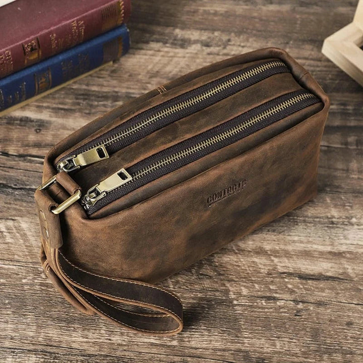 Maroquinerie homme: trousse de toilette en cuir vieilli, parfaite pour les accessoires.