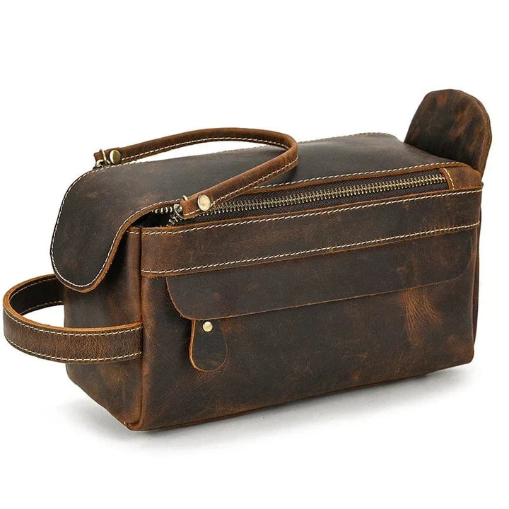Trousse de toilette homme en cuir vintage marron, fermée, vue de face.