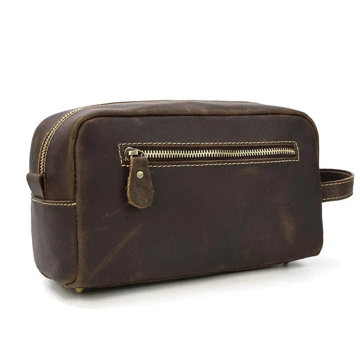 Trousse de toilette homme en cuir marron, vide, prête à être remplie pour le voyage.