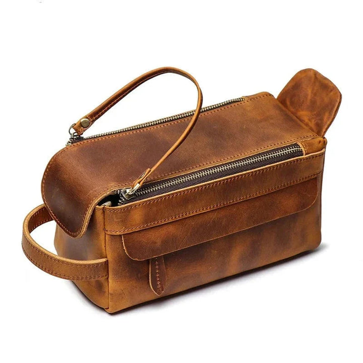 Trousse de toilette homme en cuir café, ouverte, intérieur organisateur de voyage.