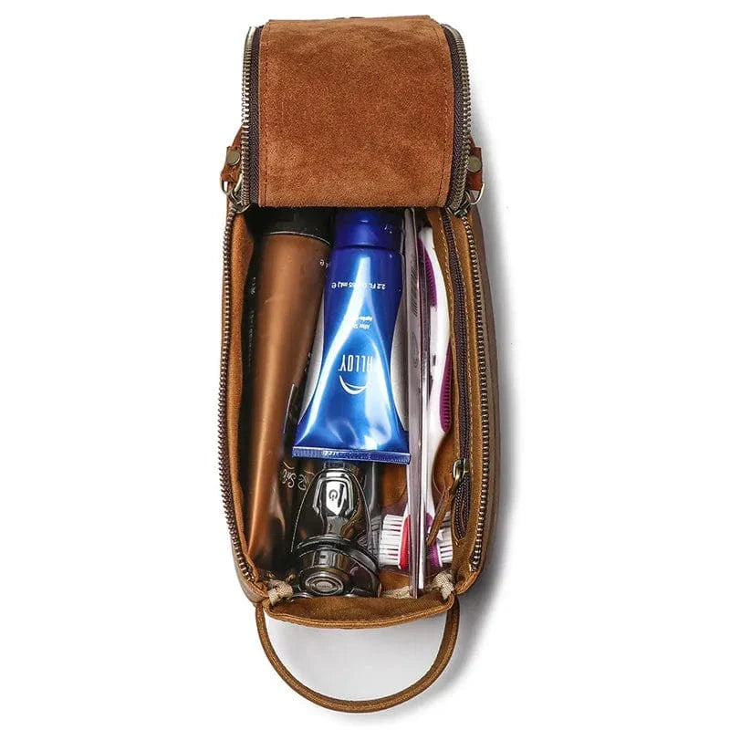 Trousse de toilette vintage pour homme en cuir, posée sur une étagère en bois.