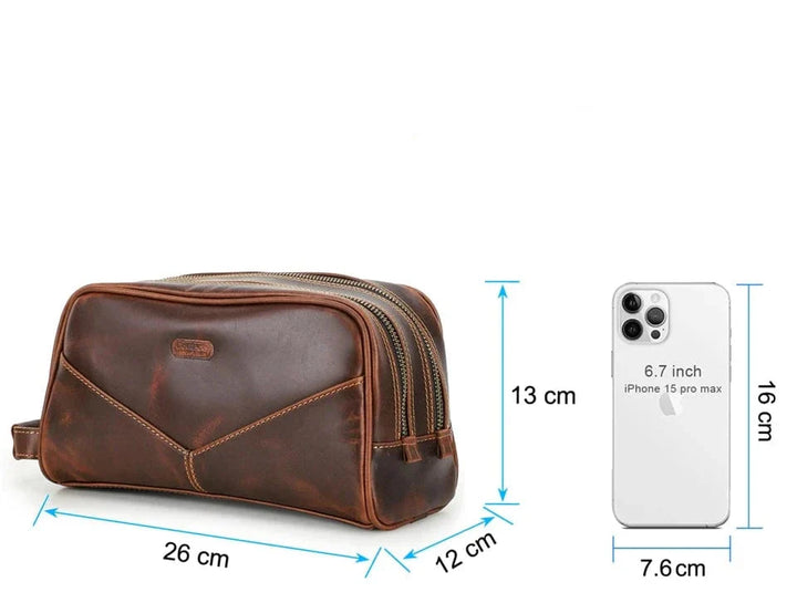 Homme rangeant des articles dans une trousse de toilette en cuir marron, accessoire de voyage.
