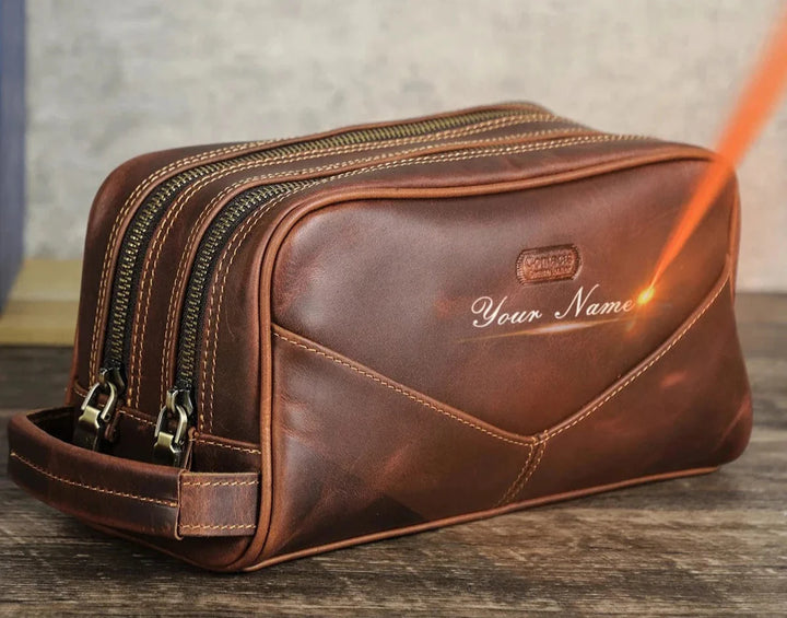 Gros plan sur la texture du cuir Crazy Horse marron de la trousse de toilette homme personnalisable.
