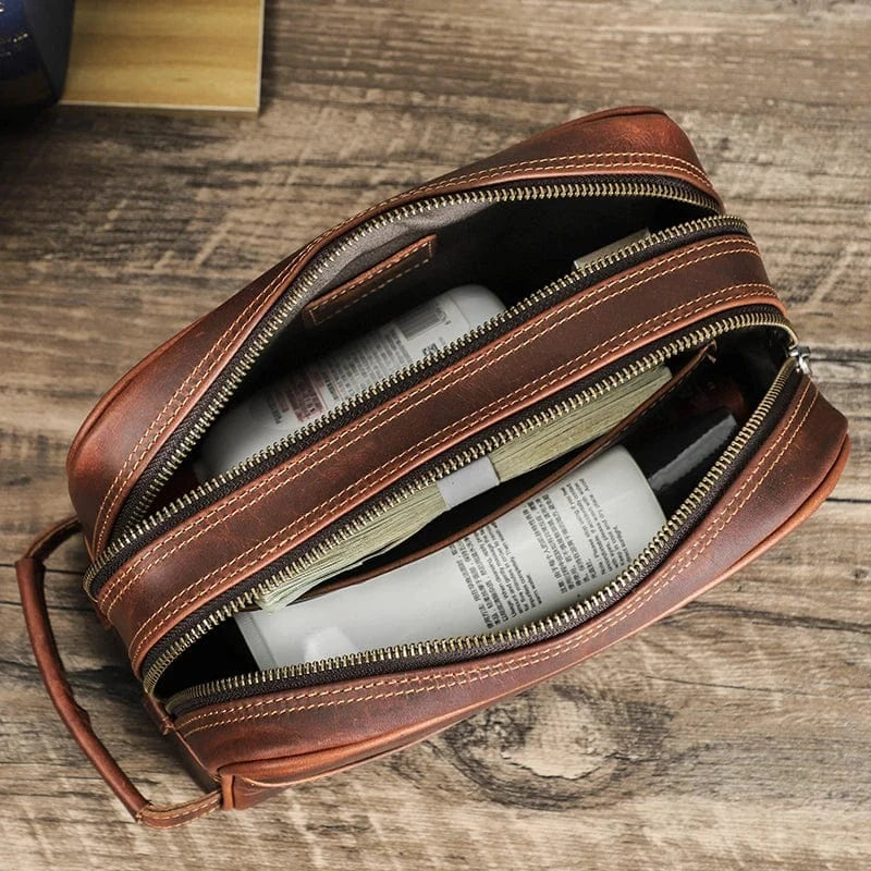 Trousse de toilette pour homme avec initiales personnalisées, accessoire de voyage essentiel en cuir.