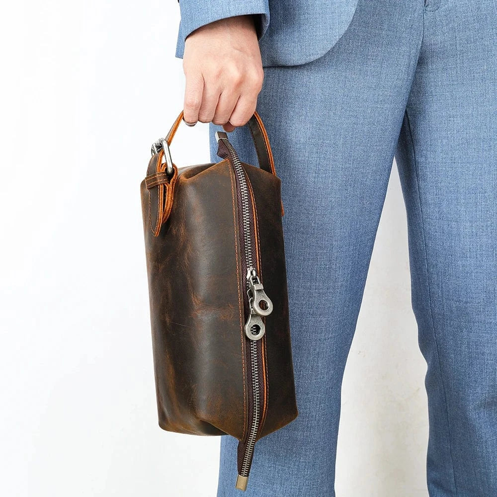 Trousse de toilette en cuir crazy horse pour homme, vintage, couleur café, ouverte avec intérieur spacieux.