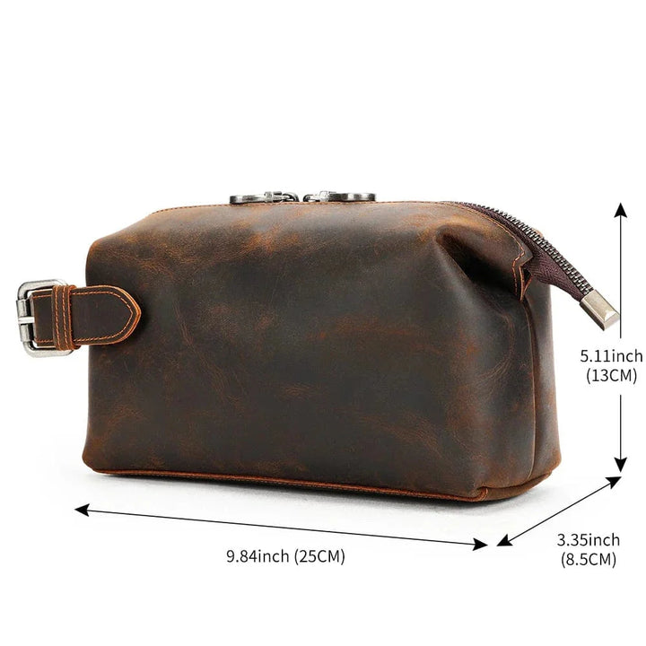 Gros plan sur la texture grainée du cuir véritable crazy horse d'une trousse de toilette vintage pour homme.