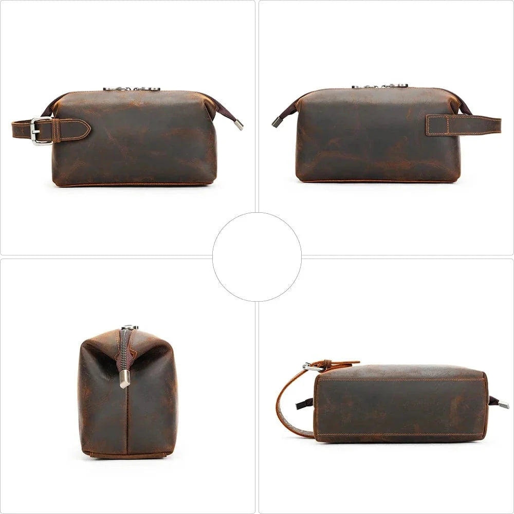 Trousse de toilette homme en cuir vintage marron foncé (café), posée sur une surface en bois, accessoires de voyage.