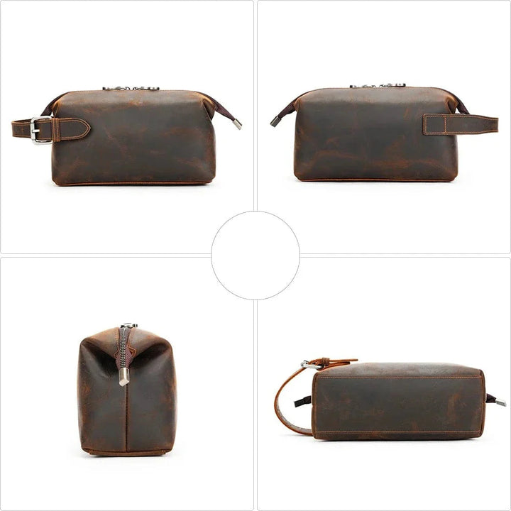 Trousse de toilette homme en cuir vintage marron foncé (café), posée sur une surface en bois, accessoires de voyage.