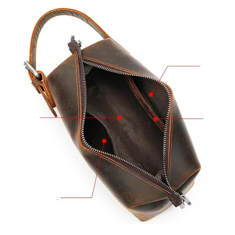 Angle vue 3/4 trousse de toilette homme en cuir crazy horse, design vintage, couleur café, avec une fermeture éclair solide.
