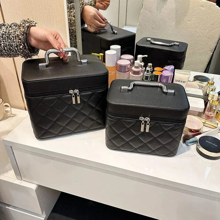 Trousse de toilette violette à côté d'un passeport, prête pour l'aventure féminine