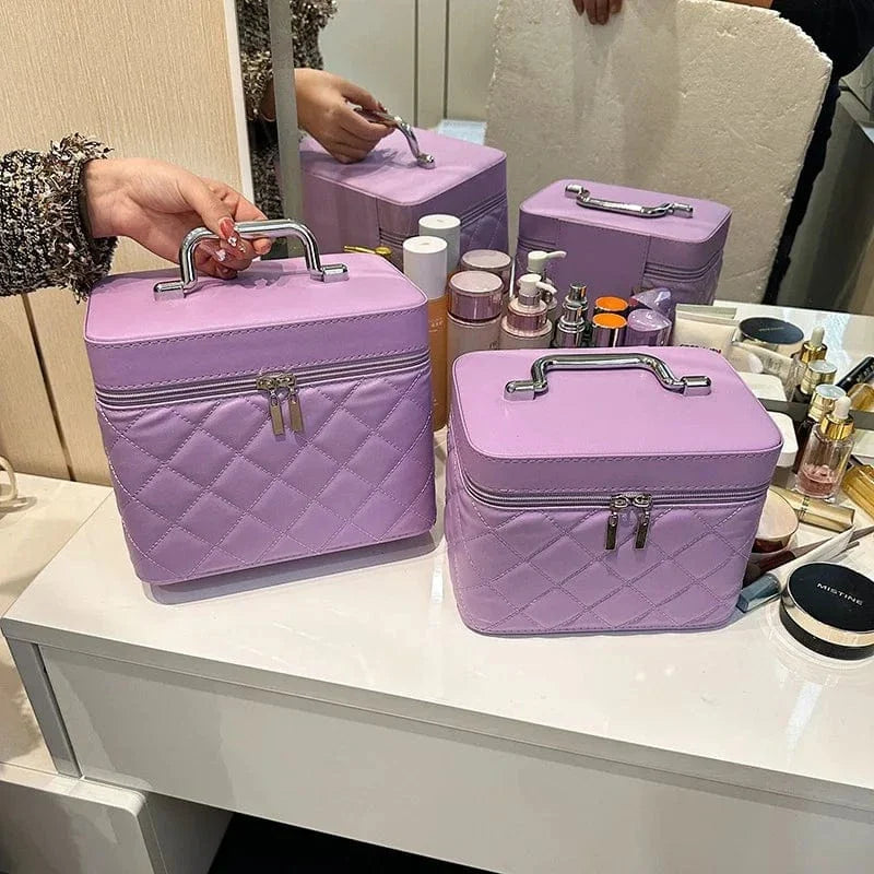 Détail de la fermeture éclair solide sur une trousse de maquillage en cuir PU rose