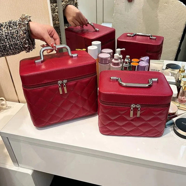 Accessoire femme indispensable : trousse de toilette noire en cuir PU pour tous voyages