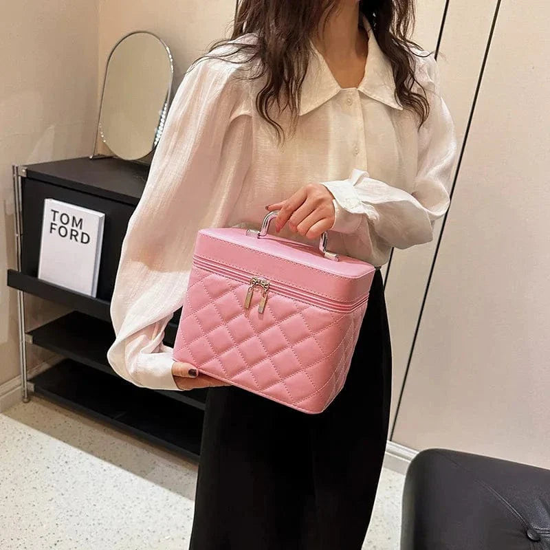 Gros plan sur la trousse de toilette rose, montrant la texture du cuir PU et la qualité