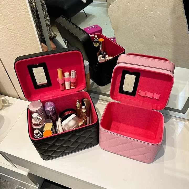 Vue intérieure de la trousse organisatrice, spacieuse pour divers produits de beauté