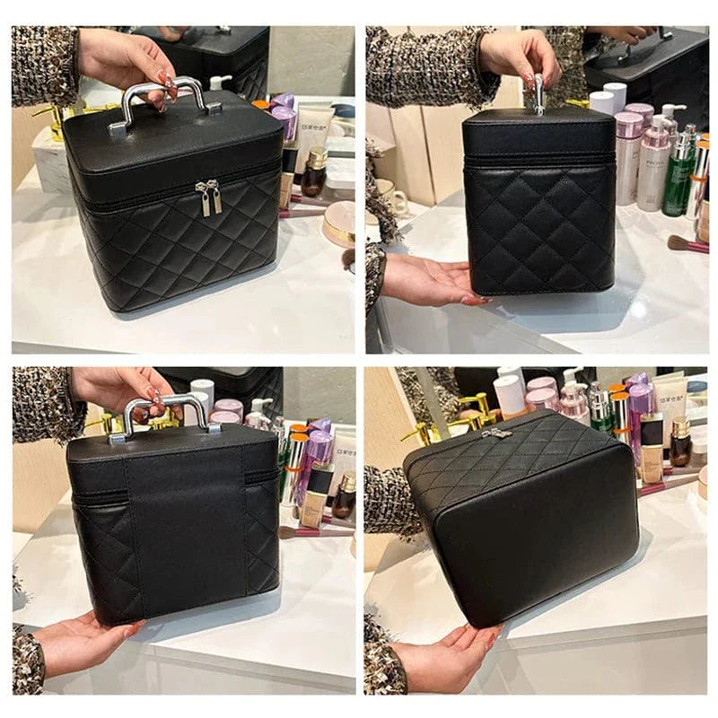 Trousse de voyage femme noire posée sur une coiffeuse, prête pour le départ