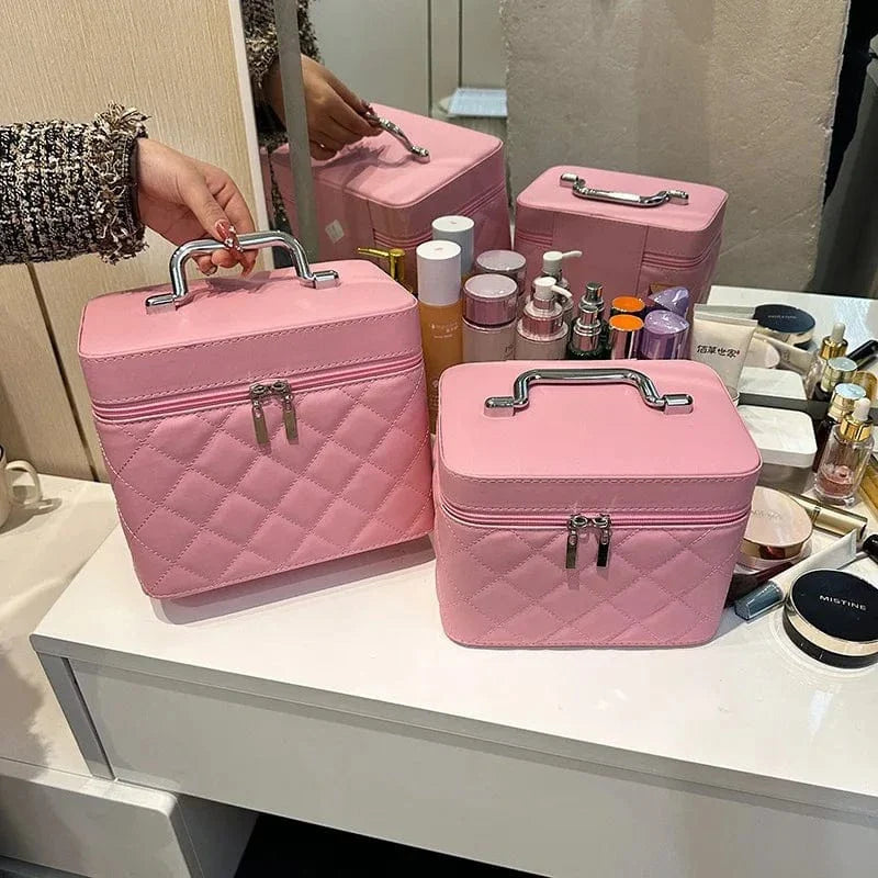 Sac cosmétique noir imperméable, mis en valeur par des pinceaux et produits de soin