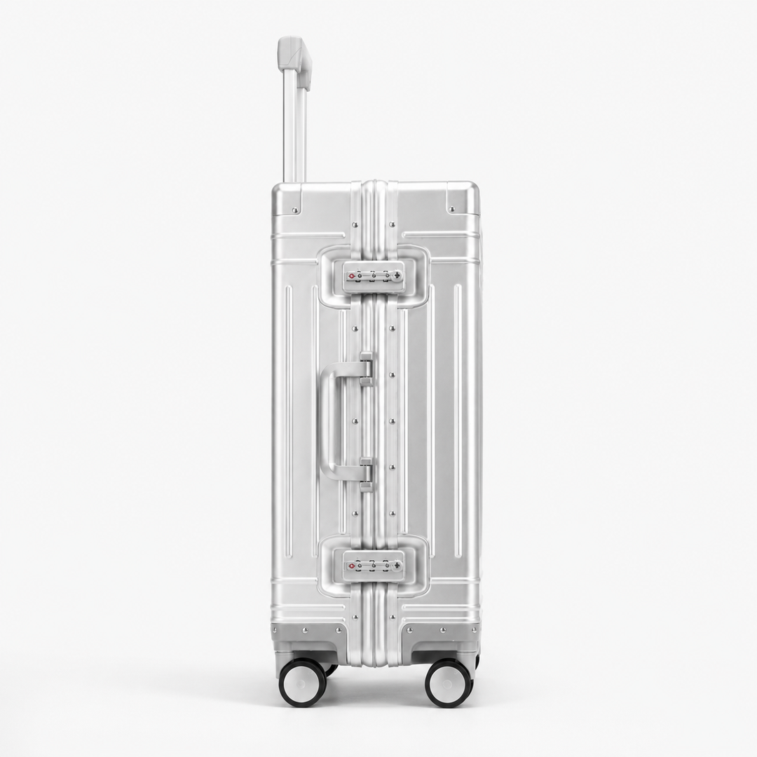 Valise cabine aluminium avec 4 roulettes multidirectionnelles, pour un déplacement fluide et un voyage sans effort.