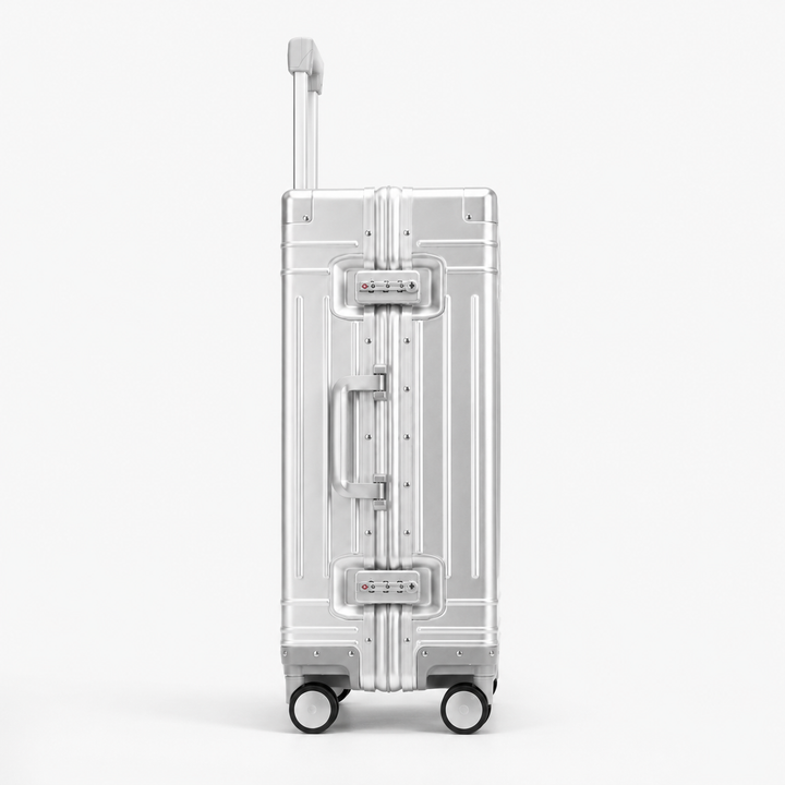 Valise cabine aluminium avec 4 roulettes multidirectionnelles, pour un déplacement fluide et un voyage sans effort.