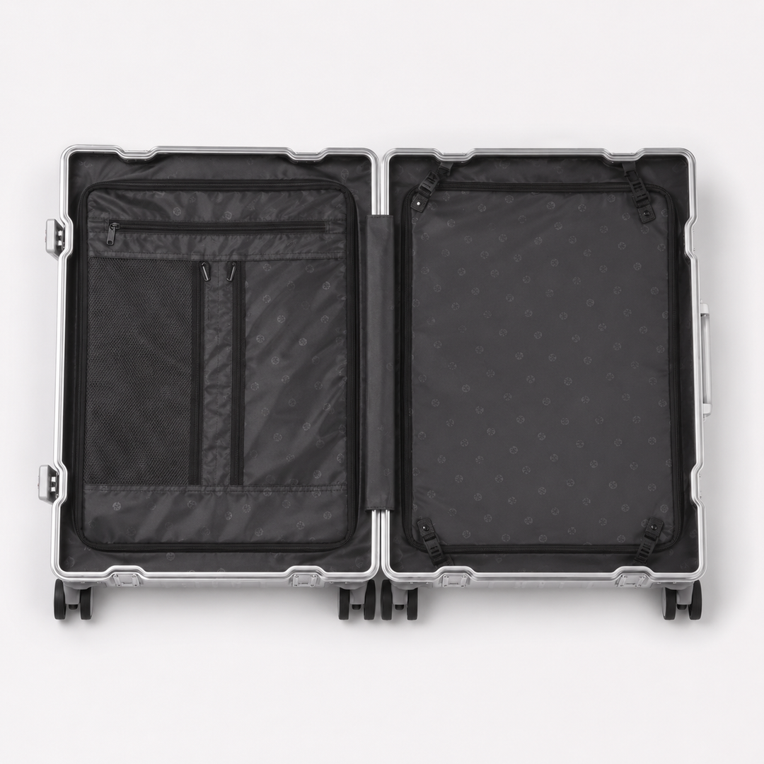 Détail de la serrure intégrée sur valise cabine rigide en aluminium, sécurité optimale pour votre bagage.