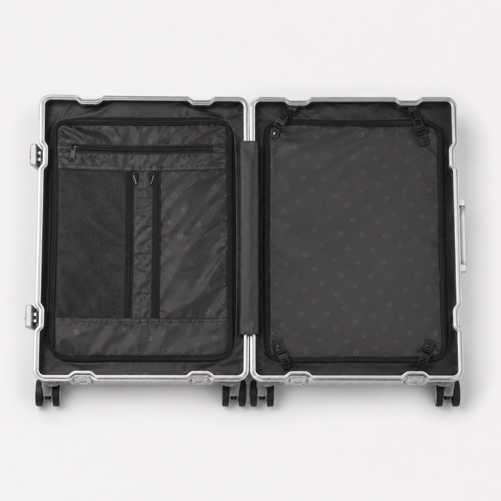 Détail de la serrure intégrée sur valise cabine rigide en aluminium, sécurité optimale pour votre bagage.