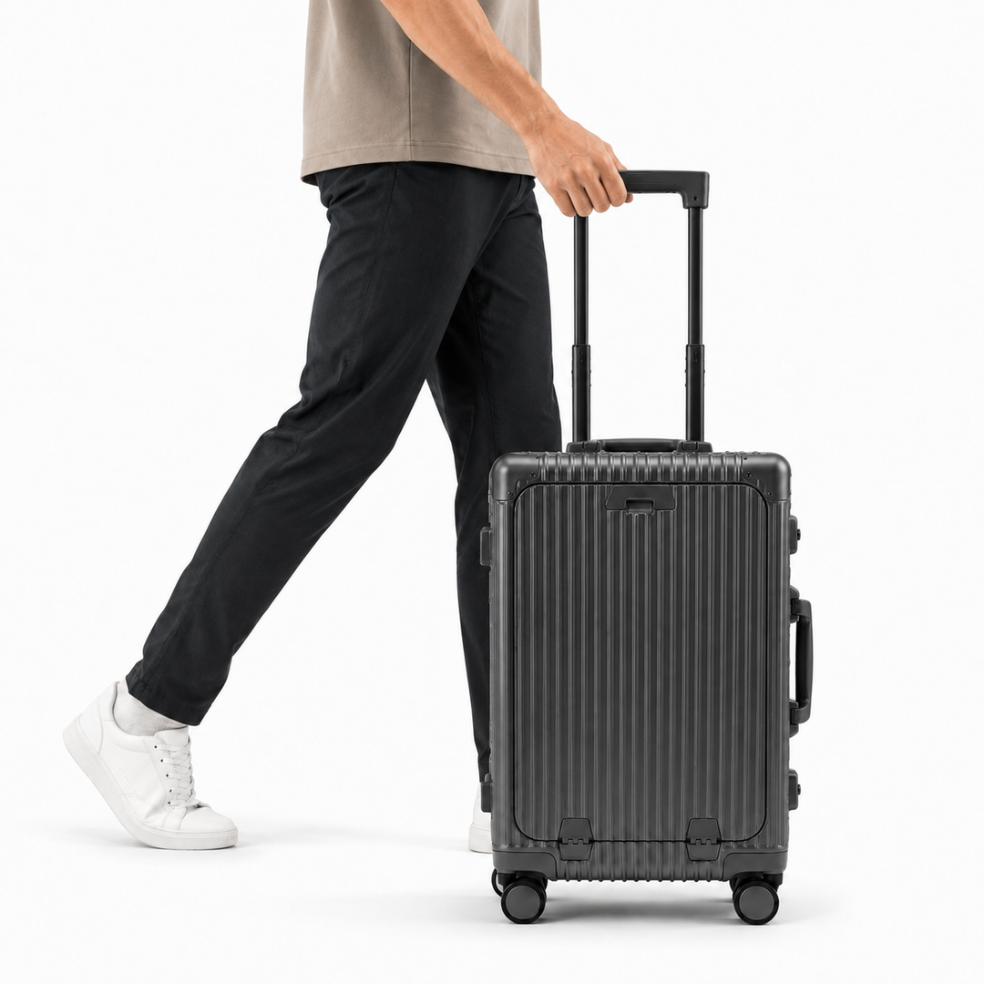 Valise de voyage VORHA Orsay, un bagage cabine robuste en aluminium, conçue pour résister aux chocs fréquents.