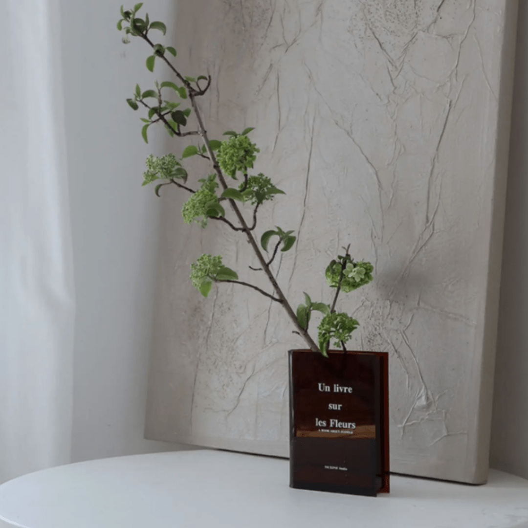 Vase transparent élégant pour déco maison.  Parfait pour fleurs, design polyvalent.