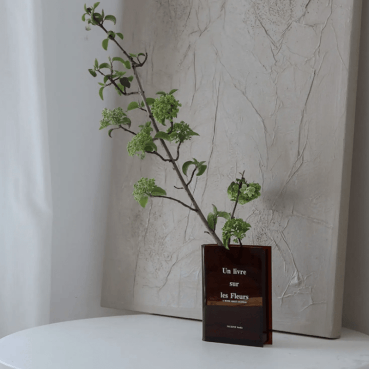 Vase transparent élégant pour déco maison.  Parfait pour fleurs, design polyvalent.