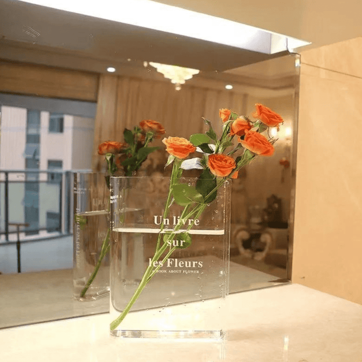 Vase transparent élégant pour déco maison.  Parfait pour fleurs, design polyvalent.