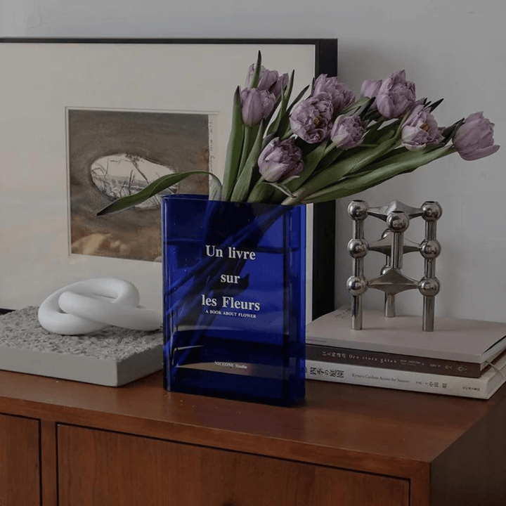 Vase transparent élégant pour déco maison.  Parfait pour fleurs, design polyvalent.