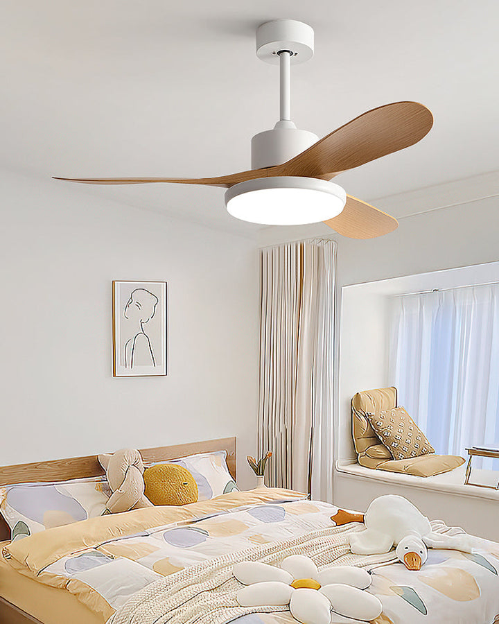 Ventilateur plafond réversible avec éclairage LED intégré. Design moderne et épuré.
