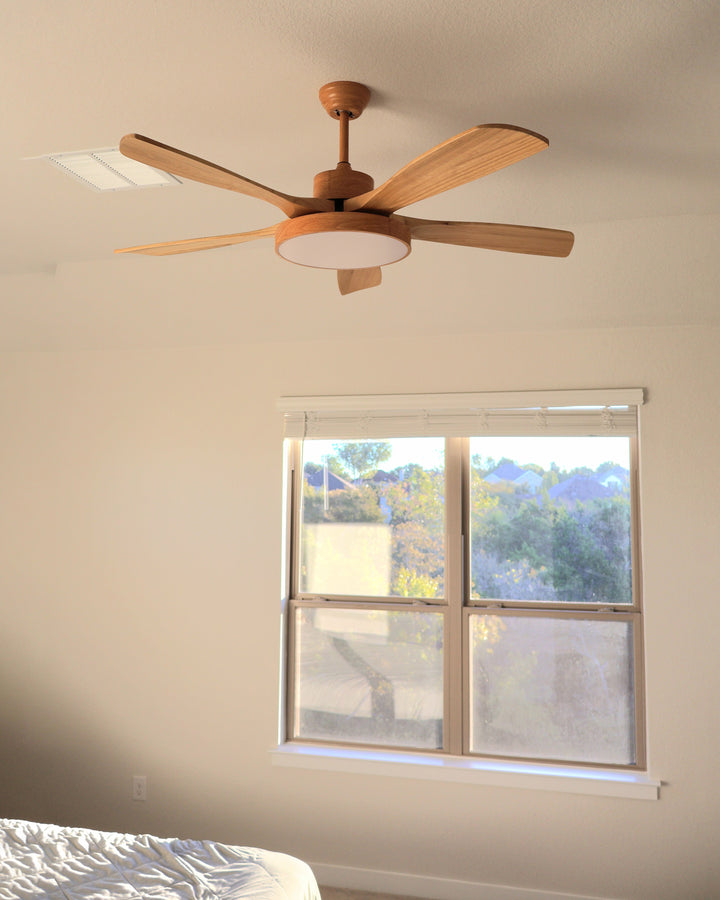 Ventilateur plafond réversible avec éclairage LED intégré. Design moderne et épuré.