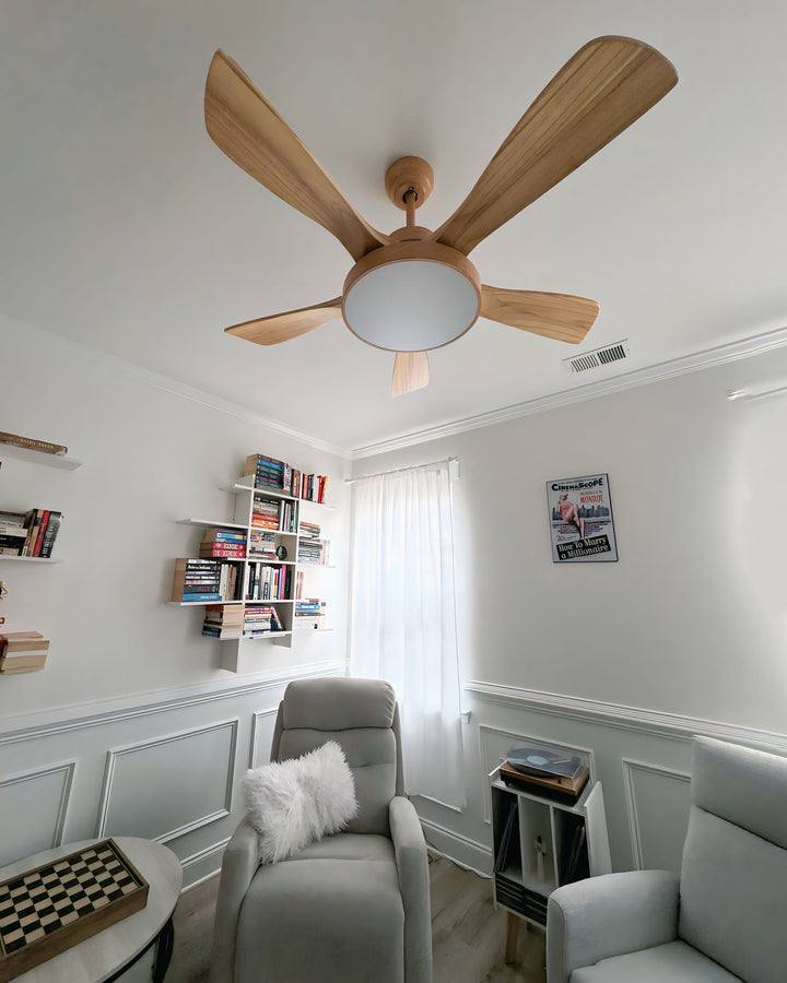 Ventilateur plafond réversible avec éclairage LED intégré. Design moderne et épuré.